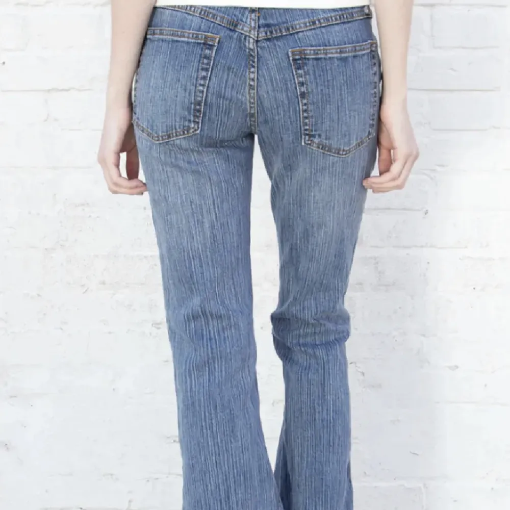 Måste tyvärr sälja mina supersnygga jeans från brandy Melville, bra skick💕 jag är 168 och de passar mig, skulle även passa kortare! Skriv om ni har frågor:) (nypris 550 tror ja). Jeans & Byxor.