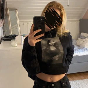 The cool elephant hoodie  - Säljer min the cool elephant hoodie med MonaLisa som tryck eftersom den inte kommer till användning längre! Fint skick! 🥰