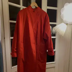 En lång röd vintage kappa perfekt för höst och vinter. Den är i storlek 40/42 och har fodrade ärmar❤️Jackan är i nyskick❤️