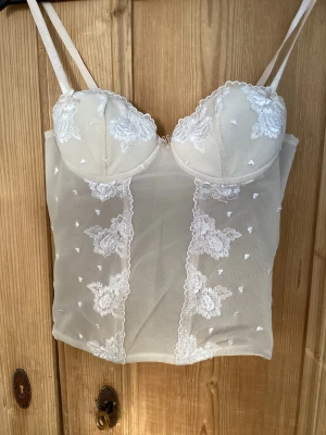 Snygg spets-Korsett - Snygg spetskorsett. Hyskor och hakar bak.