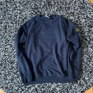 Stone island sweatshirt  - Säljer min sjukt snygga stone island tröja som är i väldigt bra skick! Den är självklart äkta och säljer den för det tyvärr är för stor! Hör av er vid fråger!