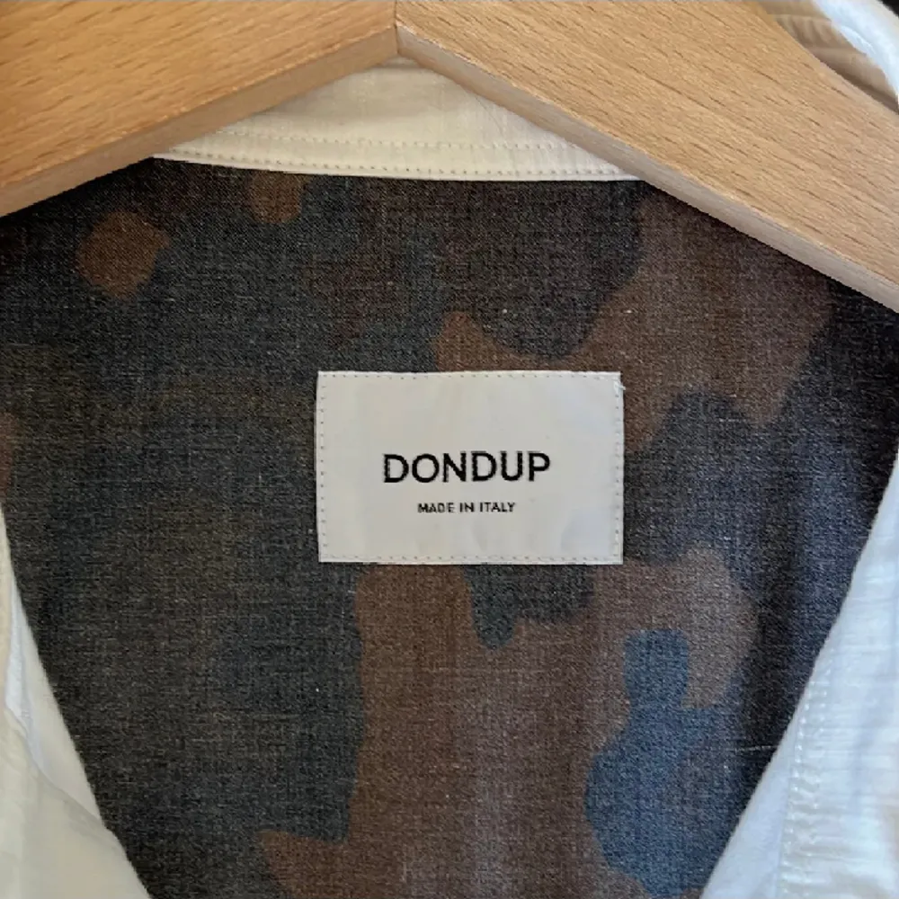 Vit Dondup skjorta inköpt på United Fashion i Göteborg. Skick 10/10. Aldrig använd i storlek M. Sjukt schysst skjorta. . Skjortor.