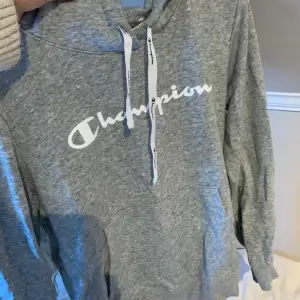 Grå champion hoddie , osäker om jag vill sälja, buda i kommentarerna 💕