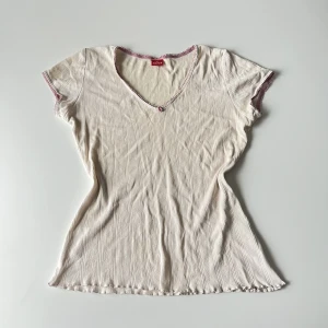 T-shirt / topp - Vit / krämvit t-shirt i pointelle tyg från Triumph. Passar M/L 🤍