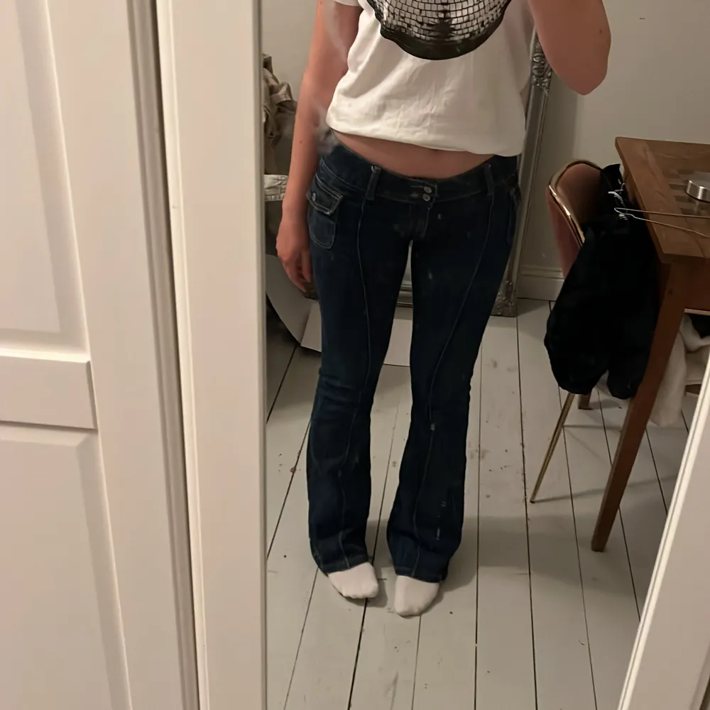 jättefina jeans från brandy melville som tyvärr inte kommer till användning. sparsamt använda!. Jeans & Byxor.