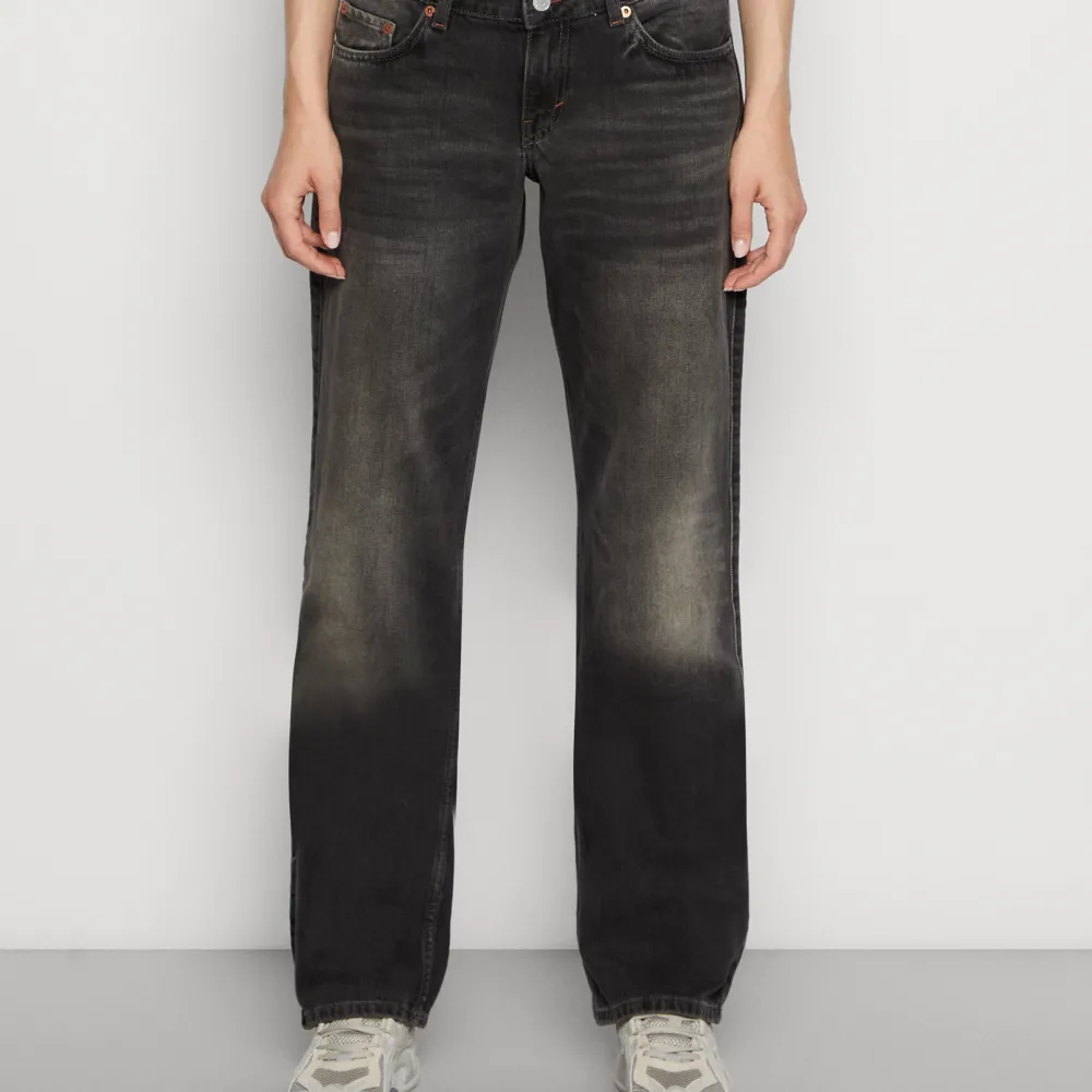 jättesnygga jeans från weekday i modellen arrow. Är lågmidjade och raka i modellen. . Farkut & Housut.