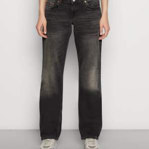 jättesnygga jeans från weekday i modellen arrow. Är lågmidjade och raka i modellen. 