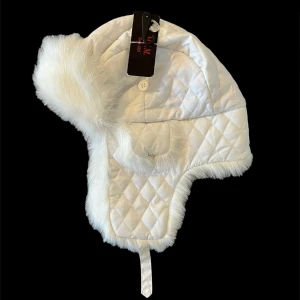 Vit pälsmössa - Vit pälsmössa i nyskick med lappen kvar😙 kontakta mig vid funderingar<3 