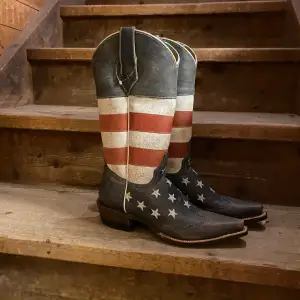 Jätte fina unika cowboy boots med USA motiv  Vi är en Second hand butik i Knivsta på 600 kvm som säljer möbler, prylar och kläder!  