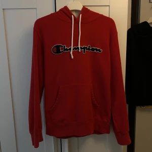 CHAMPION hoodie - Röd Champion hoodie köpt pp Stadium. Storlek L. Mysig och fin. 