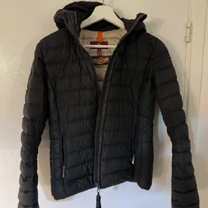 Parajumer jacka - En jätte fin parajumper jacka i jätte bra skick! Har använt sedan augusti, men ska få en ny jacka så har inget behov av denna! Den är helt som ny och är hyfsat varm! Hör av er för fler bilder och fler frågor! Storleken är Y-L men passar mig som har xs.