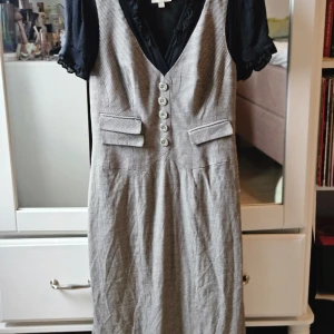 Karen Millen klänning - Storlek eu 38. Använd endast en gång, säljer då jag inte har använding för den. Är i jättefint skick.