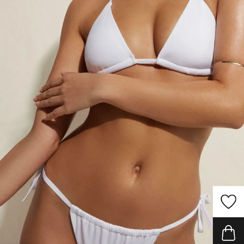 Säljer denna supersnygga vita  bikinin från Calzedonia. Den är helt ovanvänd med prislappar kvar🤍 Underdelen är storlek Xs och överdelen är M. Övrigt.