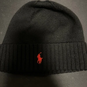 Ralph lauren mössa - Detta är en ralph lauren mössa som jag fick i julklapp för nåt år sedan men den är sparsamt använd. Lapparna inuti är tyvärr bortklippta eftersom jag tyckte de skavde mot huvudet. Nypris ligger på runt 700 kr men mitt pris 400