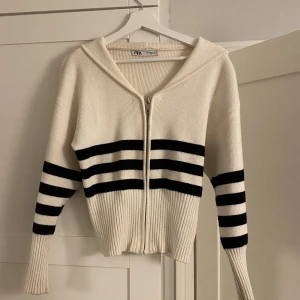 Zara kofta - Säljer denna stickade kofta från zara då den inte kommer till användning! Den går inte längre att köpa på Zara och är i fint skick! Hör gärna av dig vid funderingar! Vid många intresserade blir det budgivning!💓