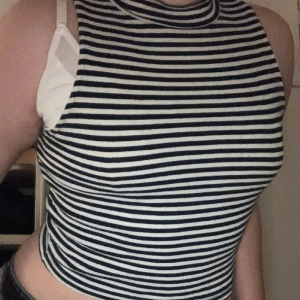 Basic vitt randig tröja ! 💕 - Den har en polokrage fast en väldigt liten och den är i bra skick nästan aldrig använd bara i dena bilden annars aldrig! 💕💕