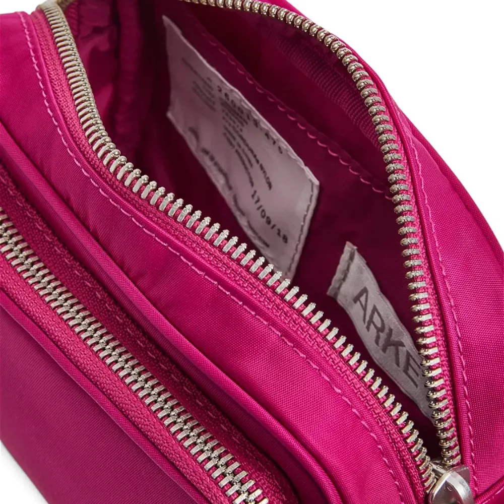 Väska från arket. Använd ett fåtal gånger och ser ny ut. Vattentåligt material och fin rosa färg. Färgen återges bättre i produktbild.. Väskor.
