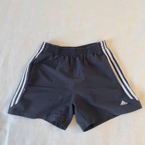 Marinblå adidas shorts  - Super mysiga fint skick, passar S -m ungefär 