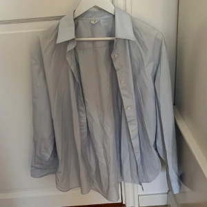 Skjorta  - Fin skjorta från Arket! I bra skick, knappt använd. Det är en oversize skjorta i mycket bra kvalité. Rätt dyr i butik. Passar till väldigt mycket, så hade det passat i min storlek hade det absolut inte varit någon fråga att behålla den.