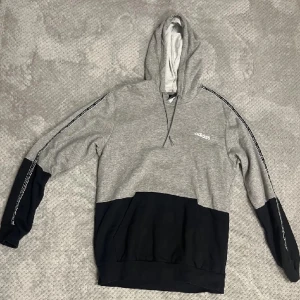 Adidas luvtröja - Säljer min luvtröja från adidas, använd 2 gg så är i nyskick. Pris kan diskuteras vid snabb affär 