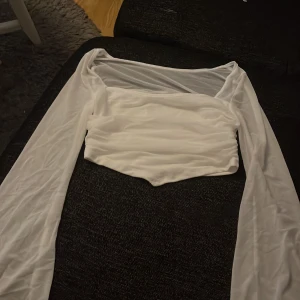 Tröja med utsvängda armar  - Säljer denna tröja då den sitter lite tajt på mig. Den är i storlek s och är i från shein. Ärmarna är genomskinliga och den är lite genomskinlig vid bröst/mage. Aldrig använd bara testad