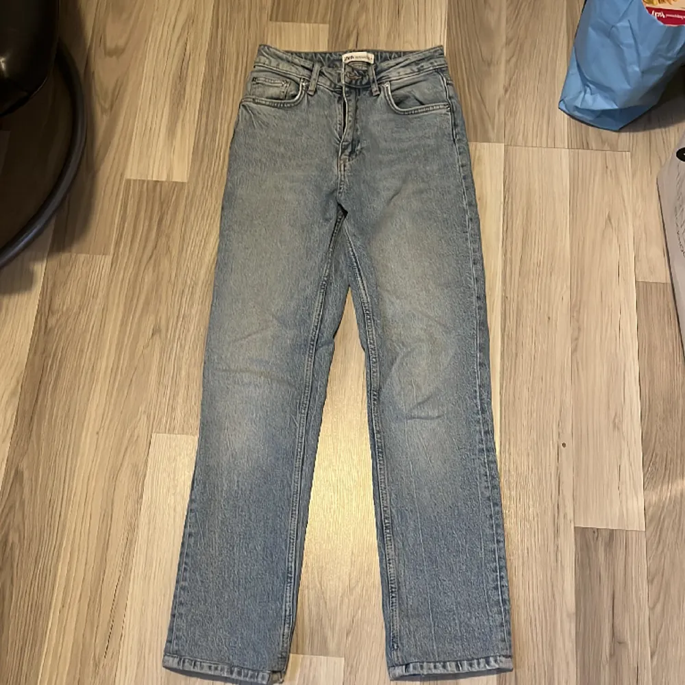 Ljusblåa jeans från zara i stl 34 som knappt har används så skulle säga att de Inprincip är i nyskick,dock är de omsydda till kortare längd då de var för långa för mig som är 160! Skriv för fler bilder elr frågor. Jeans & Byxor.