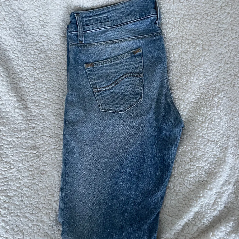 Ett par vintage Lee jeans köpta på Vinted. Modell Corall. Tyvärr för små på mig annars sjukt snygga. Lowwaist och bootcut. Ljus wash. Midja 40 och innerbenslängd 80. Jeans & Byxor.