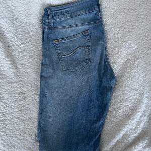 Ett par vintage Lee jeans köpta på Vinted. Modell Corall. Tyvärr för små på mig annars sjukt snygga. Lowwaist och bootcut. Ljus wash. Midja 40 och innerbenslängd 80