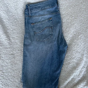 Vintage lågmidjade Lee jeans - Ett par vintage Lee jeans köpta på Vinted. Modell Corall. Tyvärr för små på mig annars sjukt snygga. Lowwaist och bootcut. Ljus wash. Midja 40 och innerbenslängd 80