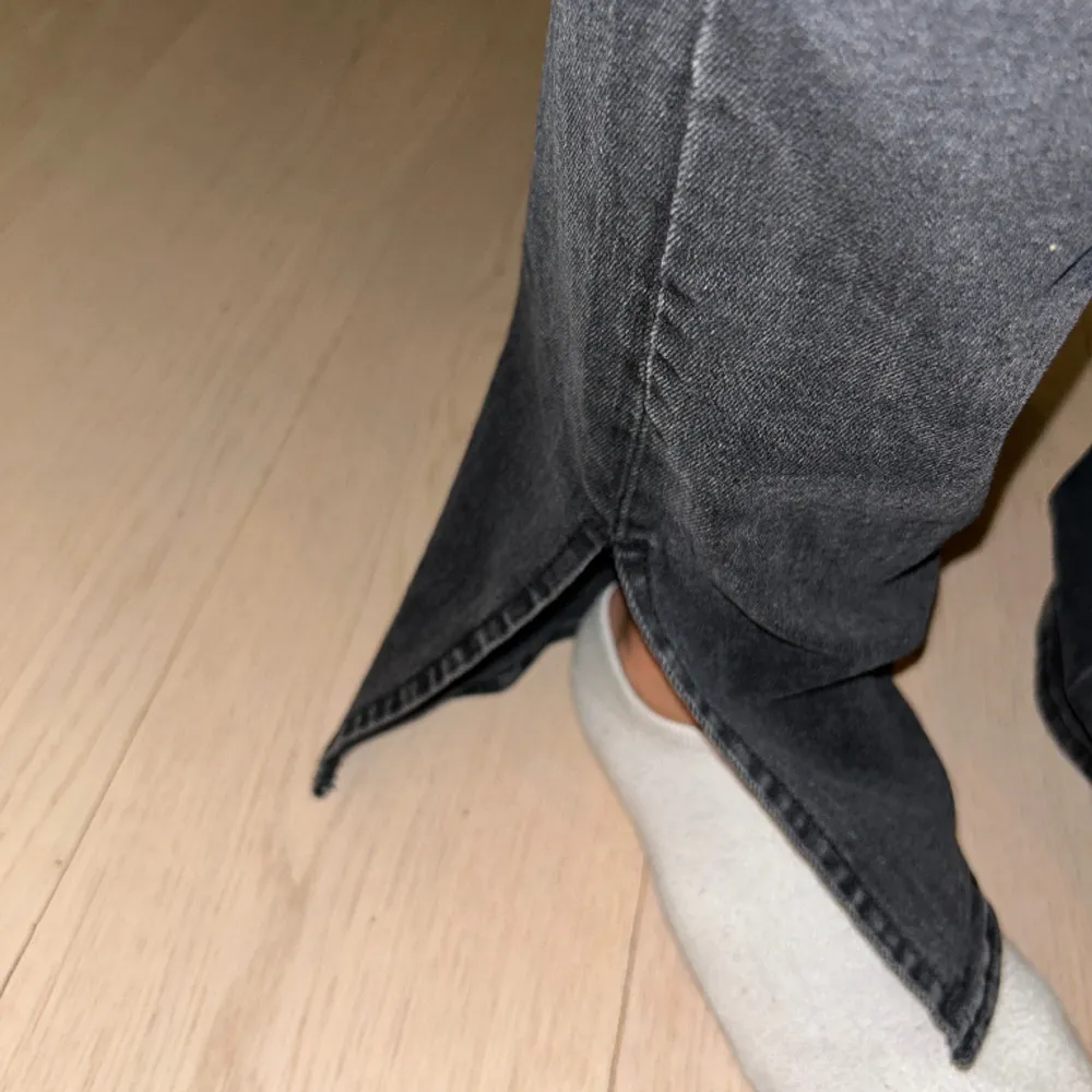 Bootcut jeans med fin detalj nertill, så fina jeans! I en svart urtvärtad ❤️❤️. Jackor.