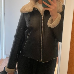 Shearling jacka nakd - Snygg jacka från nakd i storelk 38. I bra skick.