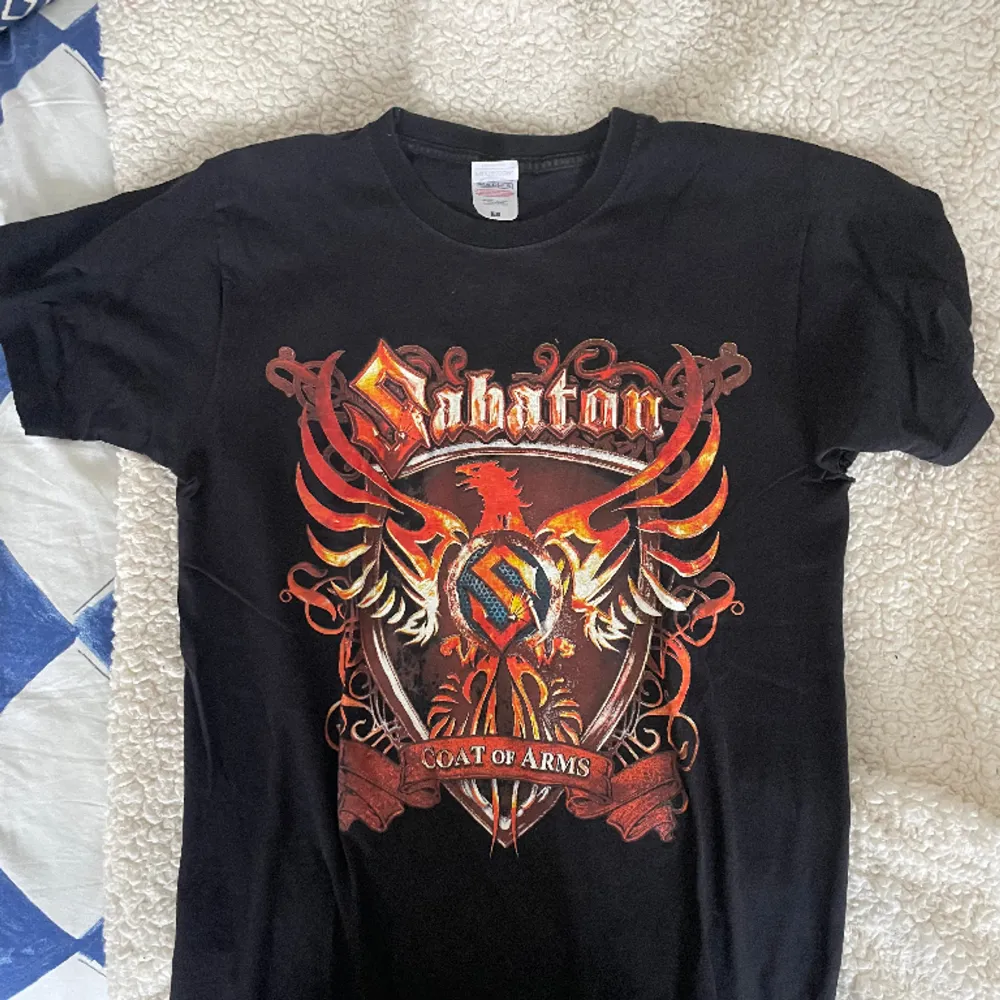 En t-shirt från Sabaton. Storlek S. T-shirts.