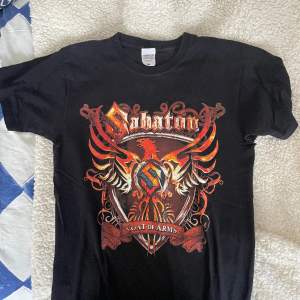 En t-shirt från Sabaton. Storlek S