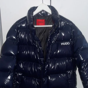 Hugo boss biron 2221  - Säljer min dunjacka från boss köpt för 2800 kr den är i nytt skick priset på den är flexibelt vid snabb affär 