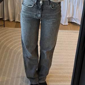 Raka jeans ifrån ginatrico🤍 storlek 32 men passar mig som vanligtvis har 34 och är 166, bra skick