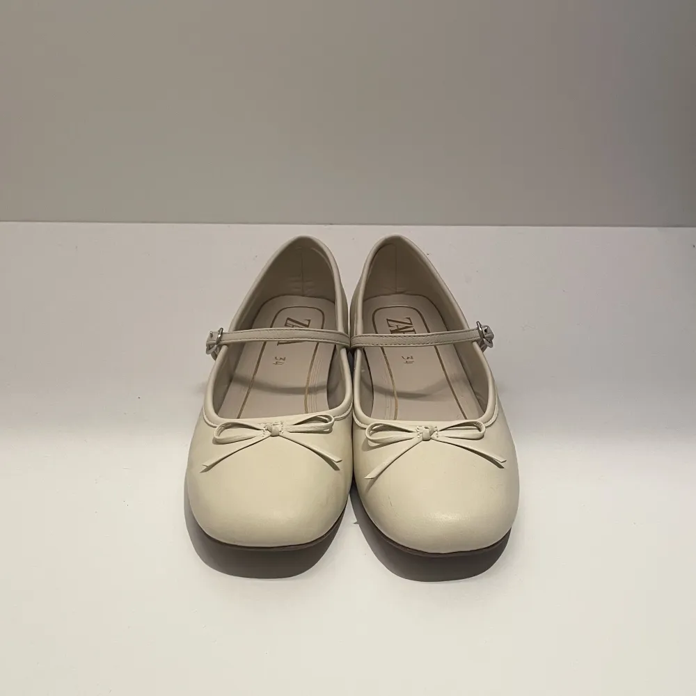 Slutsålda ballerina skor från Zara köpta i somras. Aldrig använda. Köpta för 599 kr. Kontakta mig om du är intresserad! . Skor.