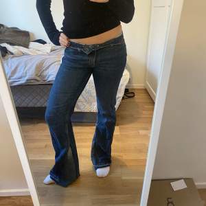 Unika tvåfärgade jeans, lågmidjade och utsvängda med sjukt coola detaljer 