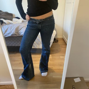 Lågmidjade jeans med snygga detaljer  - Unika tvåfärgade jeans, lågmidjade och utsvängda med sjukt coola detaljer 