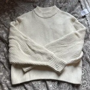 Säljer denna fina stickade tröjan från zalando som köptes nån år sedan. Allt är bra med den bara en liten smink fläckt uppe men som inte syns annars kan man tvätta den😜