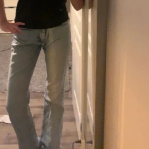 Jeans  - Säljer dessa fina jeans från Gina tricot. Bra skick. Köpta för 500kr. Midwaist och bootcut. Finns inte kvar på hemsidan. Innerbenslängd: 84cm midjemått tvärsöver: 34cm. Vid frågor kontakta mig ❤️
