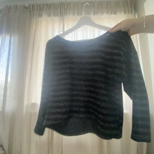 Trekvartsärmad tröja - Säljer denna skitsnygga trekvartsärmade tröjan som inte används. Står ingen storlek i tröjan men skulle säga att de är S. Köparen står för frakten.😽