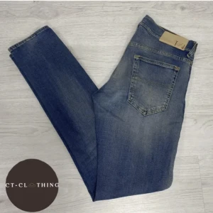 Jeans Tiger Of Sweden - Säljer dessa Tiger of sweden jeansen i nyskick (9,5/10cond) modellen är 176cm och 65kg. Hör av er vid intresse!🟫