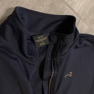 Zlatan A-Z  - A-Z zip -träningsjacka  Storlek 158-164  Marinblå  Ord.pris 499kr