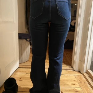 Blåa jeans - Zara jeans som är i bra skick. Jag säljer för att dom är för korta. Bilderna är på min vän som är 153❤️