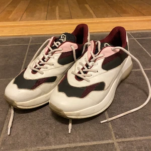 Arigato sneakers - Sparsamt använda med iläggssulor  Original skokartong medföljer  Genomskinlig sula Normal i storlek