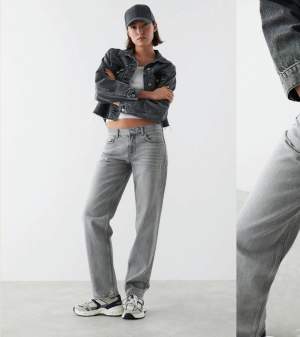 Dessa lågmidjade gråa jeans är från gina tricot och är i strl 32. Ganska så använda skulle ja säga därav priset. 