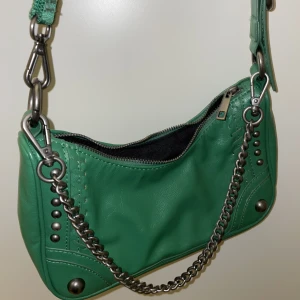 Grön ZARA väska  - I jätte fint skick, man kan ha den som axelbands väska eller använda kedjan så blir det en shoulderbag. 