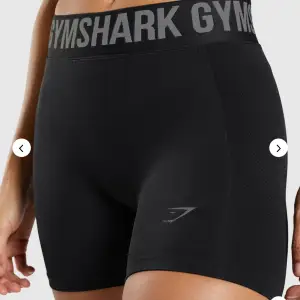 Säljer dessa snygga svarta shorts från gymsharks flex kollektion. Min modell är något äldre och har därför ljusare bokstäver på midjebandet än på de andra bilderna. Inte använda på väldigt länge och därför säljer jag dem.