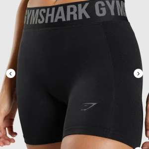 Flex Shorts från Gymshark - Säljer dessa snygga svarta shorts från gymsharks flex kollektion. Min modell är något äldre och har därför ljusare bokstäver på midjebandet än på de andra bilderna. Inte använda på väldigt länge och därför säljer jag dem.