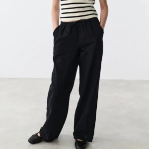 Svarta linnebyxor - Säljer dessa svarta linnebyxor från barnavdelningen, de är alldeles för små därför säljer jag dem❤️ Väldigt bra skick och nästan oanvända. Personen i bilden är ca 155 cm lång.